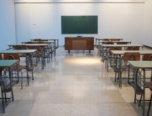 Ιερέας ζητά σχολικούς εξομολόγους αντί ψυχολόγων – Στοχοποιεί ακτιβίστρια