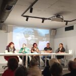 Eteron: Η πρεμιέρα του «575 ημέρες στο 18 ΑΝΩ. Η φωτογραφία ως πράξη μνήμης και λύτρωσης» έγινε τόπος συνάντησης και αγώνα για τη δημόσια απεξάρτηση