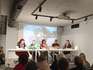 Eteron: Η πρεμιέρα του «575 ημέρες στο 18 ΑΝΩ. Η φωτογραφία ως πράξη μνήμης και λύτρωσης» έγινε τόπος συνάντησης και αγώνα για τη δημόσια απεξάρτηση
