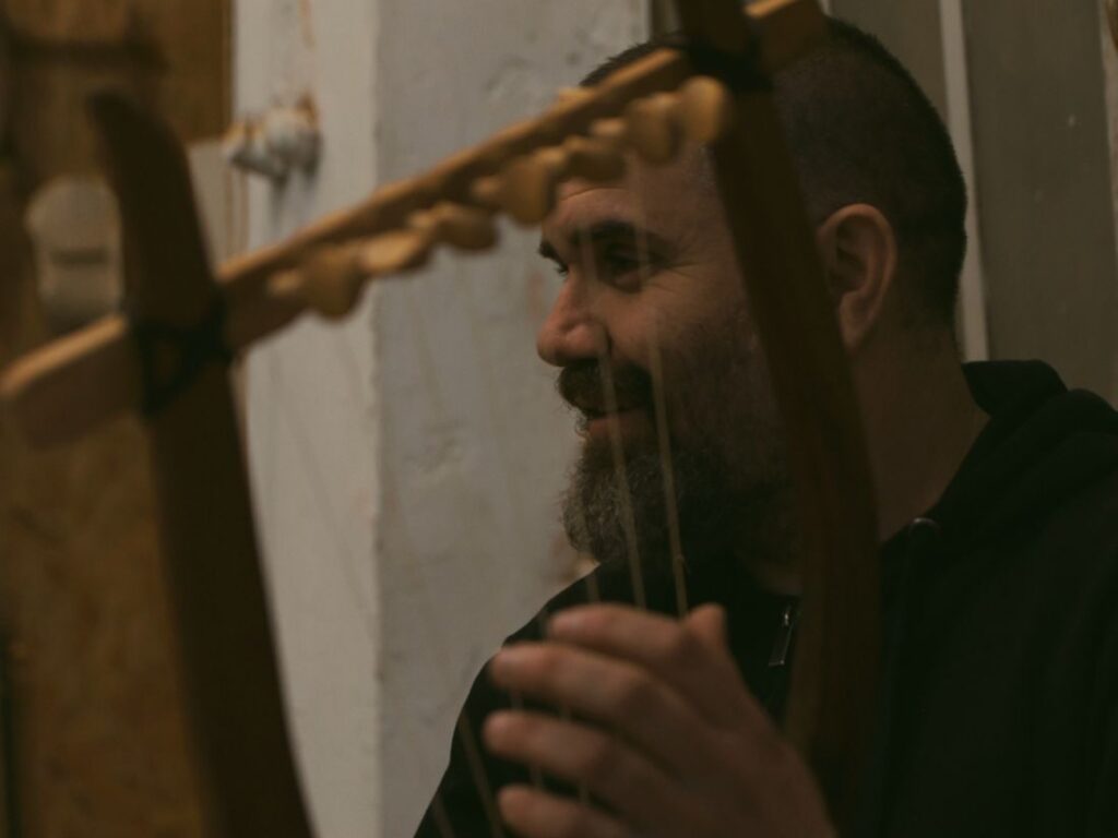 Γιώργος Νίκας: Ο μαέστρος των Social Waste που δίνει φωνή στο ξύλο και λύτρωση στον ήχο του «575 ημέρες στο 18 Άνω»
