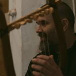 Γιώργος Νίκας: Ο μαέστρος των Social Waste που δίνει φωνή στο ξύλο και λύτρωση στον ήχο του «575 ημέρες στο 18 Άνω»