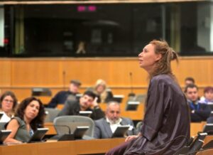 Η παράσταση Δεκαοχτώ Ενάτου στο Ευρωπαϊκό Κοινοβούλιο